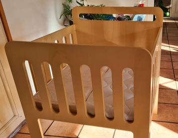 Hand gemaakte houten tweeling wieg beschikbaar voor biedingen