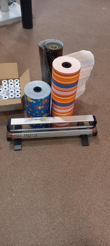 Diverse rollen cadeau papier + rolhouder beschikbaar voor biedingen