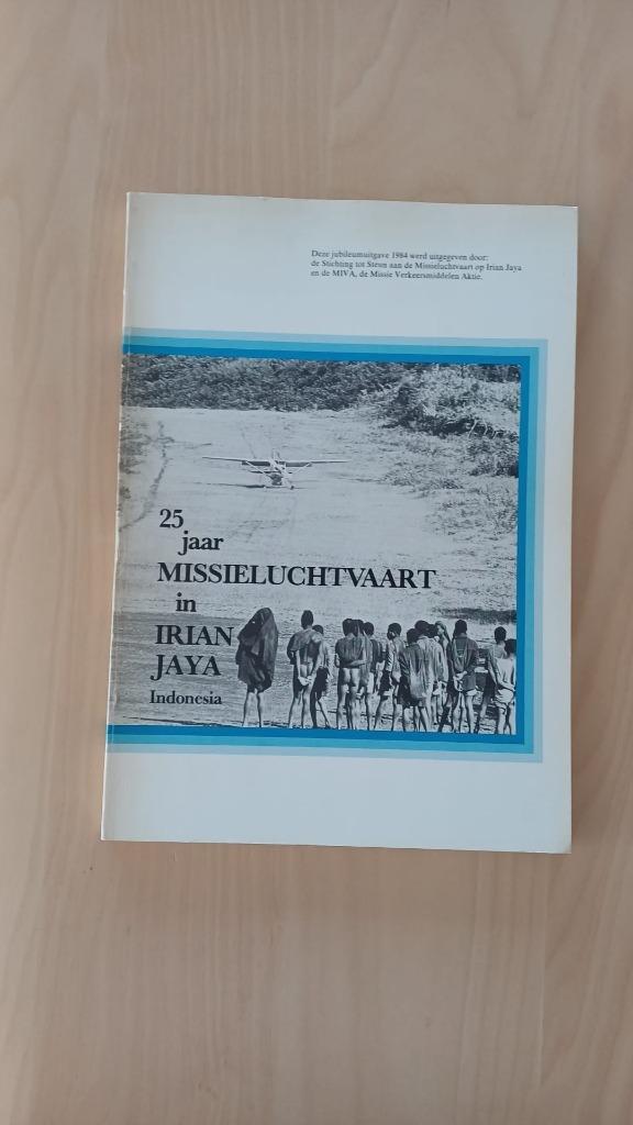 25 Jaar Missieluchtvaart in Irian Jaya Indonesia, Boeken, Geschiedenis | Wereld, Zo goed als nieuw, Overige gebieden, Ophalen of Verzenden