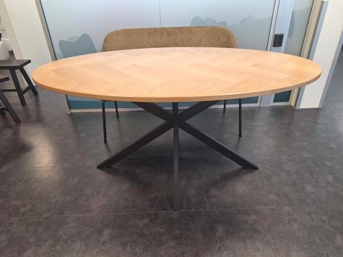 Ovale eetkamertafel op stalen kruispoot met visgraatpatroon, Huis en Inrichting, Tafels | Eettafels, Gebruikt, 50 tot 100 cm, Vijf personen of meer