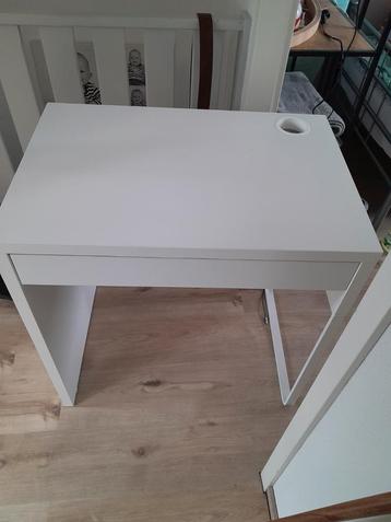 Bureau en bureaustoel Ikea beschikbaar voor biedingen
