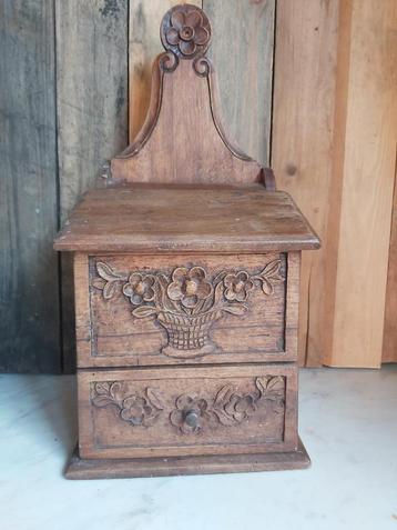 Mooie oude houten zoutbak / zoutkist / pot met klep schuifje beschikbaar voor biedingen