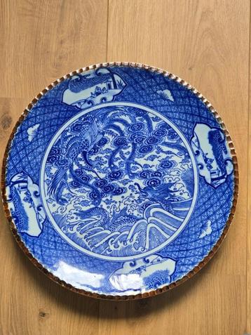 Chinees of Japans bord met bruin geschubde rand beschikbaar voor biedingen