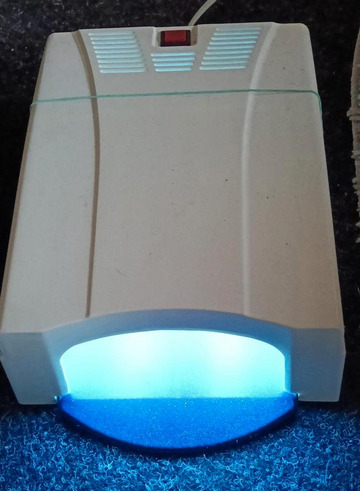 Tunnel uithardingsapparaat voor nagels, Sieraden, Tassen en Uiterlijk, Uiterlijk | Cosmetica en Make-up, Zo goed als nieuw, Toebehoren