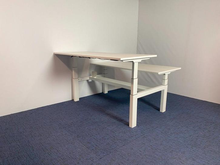 2 x Bench zit/sta bureau Voortman (elektrisch) 160 x 170 cm., Huis en Inrichting, Bureaus, Gebruikt, Stabureau, Elektrisch, In hoogte verstelbaar