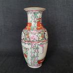 Vintage ca, 1950's Chinese porseleinen famille Rose vaas, Antiek en Kunst, Ophalen of Verzenden