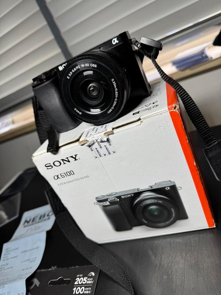 Sony Alpha A6100 + 16–50mm OSS Lens – Complete Set, Audio, Tv en Foto, Fotocamera's Digitaal, Zo goed als nieuw, Sony, Ophalen of Verzenden