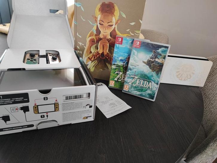 Nintendo Switch Zelda editie oled. Met beide Zelda games!, Spelcomputers en Games, Games | Nintendo Switch, Zo goed als nieuw