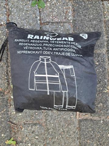 Regenpak/regenkleding in hoes beschikbaar voor biedingen