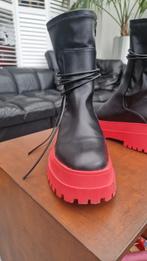 Public Desire nieuwe  boots met rode trackzool mt40, Verzenden, Nieuw, Zwart