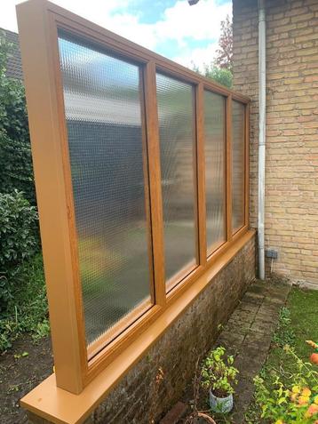 Windscherm / kunststofkozijn met 4 ramen en veiligheidsglas beschikbaar voor biedingen