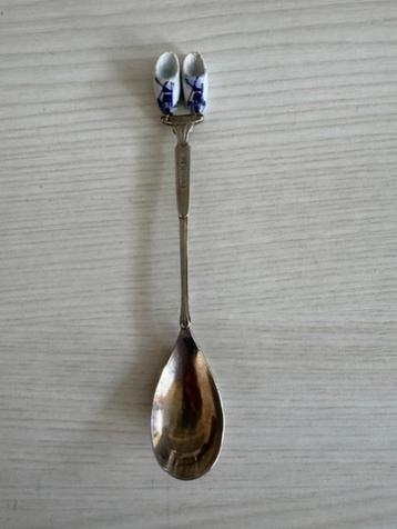 Theelepeltje met Delftsblauw beschilderde aardewerk klompjes beschikbaar voor biedingen