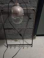 Rek met haakjes en lamp, Ophalen