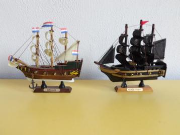 TWEE MODELLEN VAN ZEILSCHEPEN beschikbaar voor biedingen