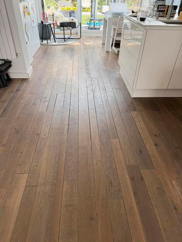 Mooie massieve eikenhouten vloer, ongeveer 70m2 beschikbaar voor biedingen