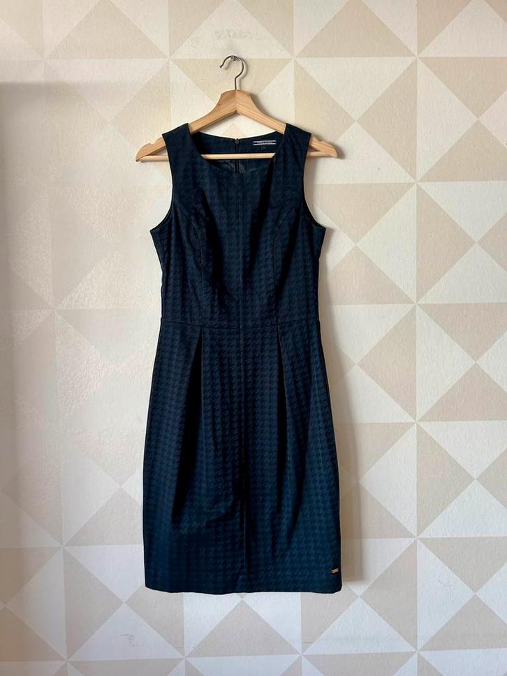 Tommy Hilfiger kokerjurk blauw houndstooth 6/S/36, Kleding | Dames, Jurken, Zo goed als nieuw, Maat 36 (S), Blauw, Knielengte