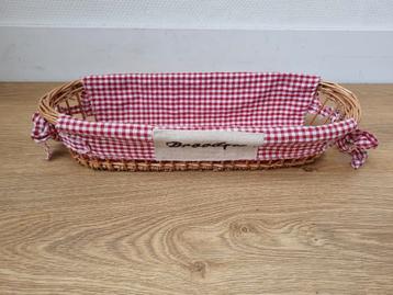 Rieten mandje broodjes beschikbaar voor biedingen