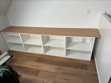IKEA besta met houten plank erop
