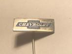 Metalen CHEVROLET AUTOMERK Speld (Blauw/Metaalkleur)., Verzamelen, Speldjes, Pins en Buttons, Verzenden, Zo goed als nieuw, Transport