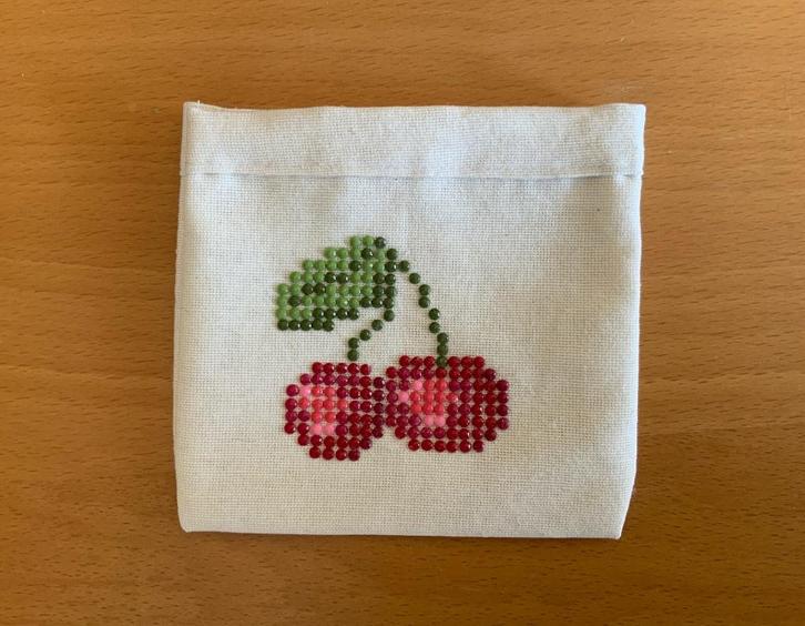Handgemaakt stoffen cadeauzakje met kersen 10,5 x 10 cm, Diversen, Cadeaupapier, Nieuw, Verzenden