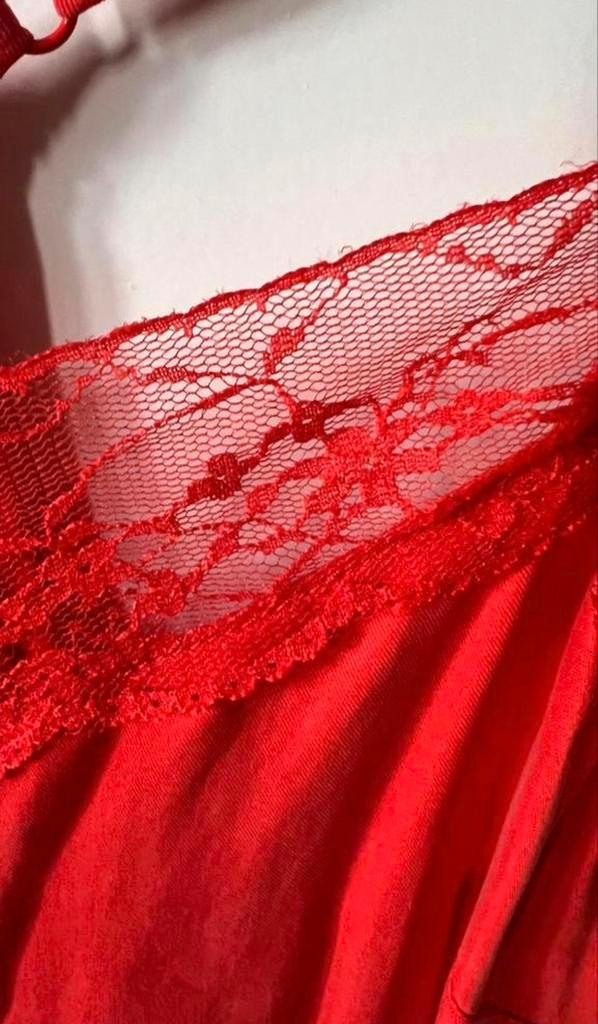 Yaya rood hemdje met kant, Kleding | Dames, Tops, Zo goed als nieuw, Maat 38/40 (M), Rood, Zonder mouw, Ophalen of Verzenden