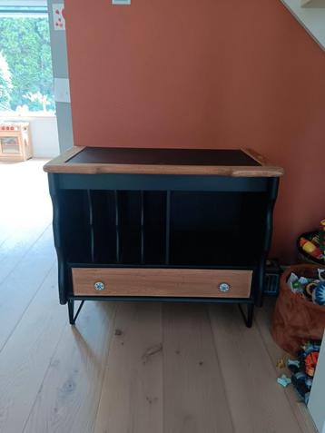 Kast voor platen (elpees) en platenspeler beschikbaar voor biedingen