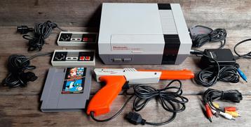 Nintendo Nes console met  2 controllers Zapper gun en game  beschikbaar voor biedingen