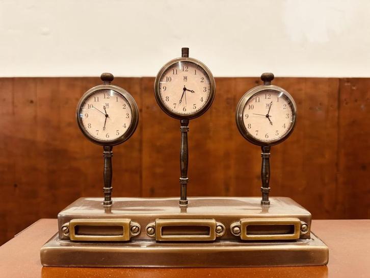 Klassieke Bureauklok Wereldklok Authentic Models, Antiek en Kunst, Antiek | Kantoor en Zakelijk, Ophalen