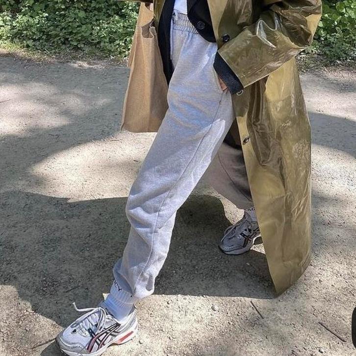 Asics 1090 gel white sneakers,grijze/zilveren gympen,36, Kleding | Dames, Schoenen, Zo goed als nieuw, Sneakers of Gympen, Grijs