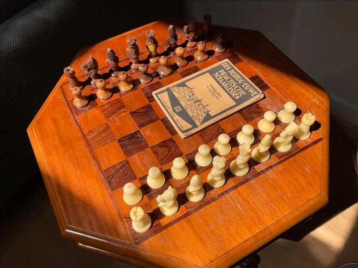 Antiek Schaakstukken en schaak lesboek 1934, Hobby en Vrije tijd, Gezelschapsspellen | Bordspellen, Ophalen of Verzenden