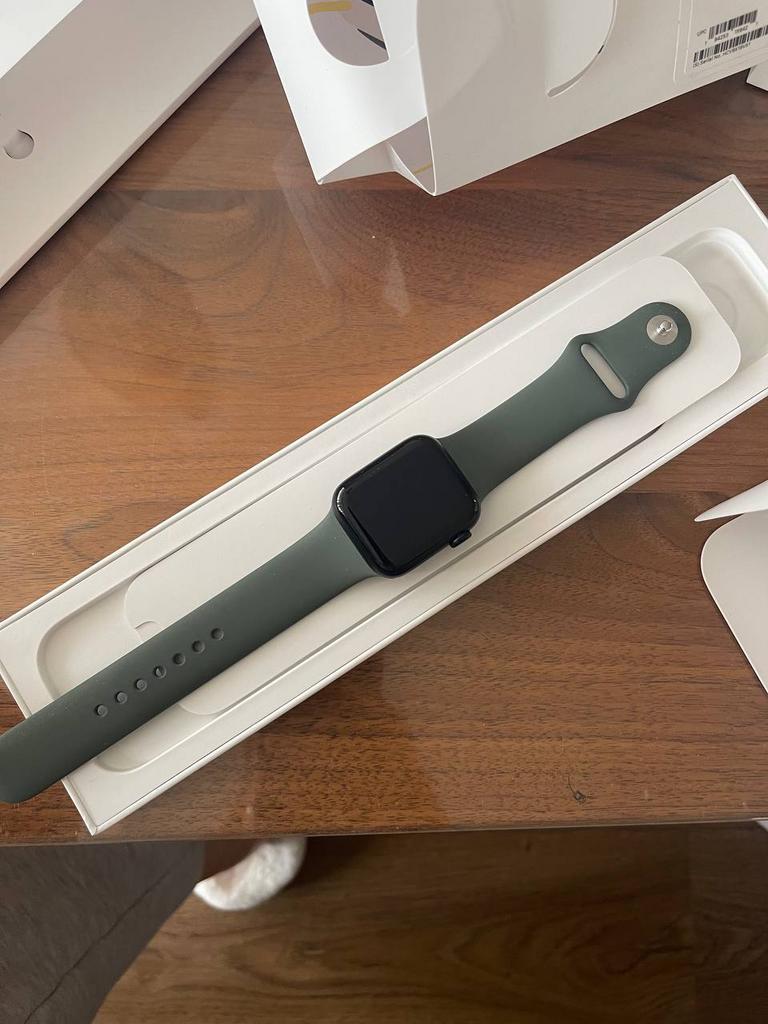 Apple Watch SE + 2 originele bandjes – zo goed als nieuw –, Sieraden, Tassen en Uiterlijk, Smartwatches, Ophalen of Verzenden