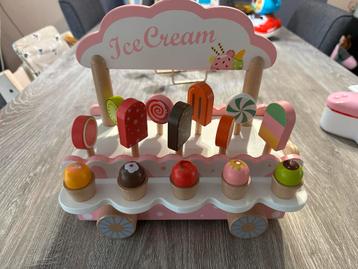 Houten IJsjeskraam - Zo goed als nieuw! beschikbaar voor biedingen