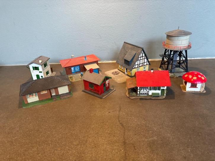 8 huisjes, watertoren, seinhuis voor de treinbaan H0, Hobby en Vrije tijd, Modeltreinen | H0, Gebruikt, Brug, Tunnel of Gebouw