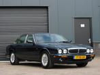 Jaguar XJ 3.2 V8 Executive 1e EIGENAAR! VOLLEDIG DEALER ONDE, Auto's, Oldtimers, Automaat, Achterwielaandrijving, Beige, Bedrijf