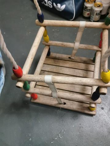 Houten babyschommel beschikbaar voor biedingen