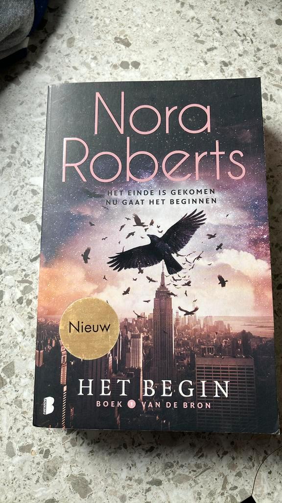 Nora Roberts - Het begin, Boeken, Thrillers, Zo goed als nieuw, Nederland, Ophalen of Verzenden