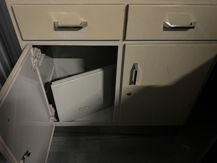 Stalen vintage apothekerskast, Huis en Inrichting, Kasten | Vitrinekasten, Gebruikt, 150 tot 200 cm, 50 tot 100 cm, 25 tot 50 cm