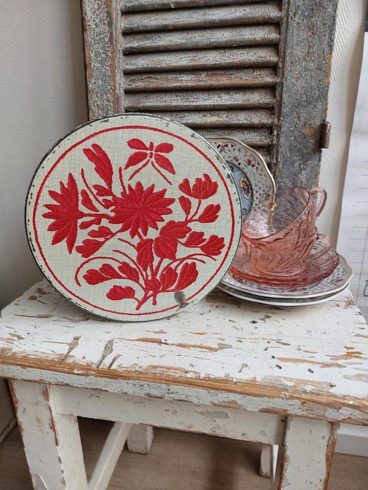 Oud blik / koektrommel met "geborduurde" bloemen, Antiek en Kunst, Antiek | Woonaccessoires, Ophalen of Verzenden