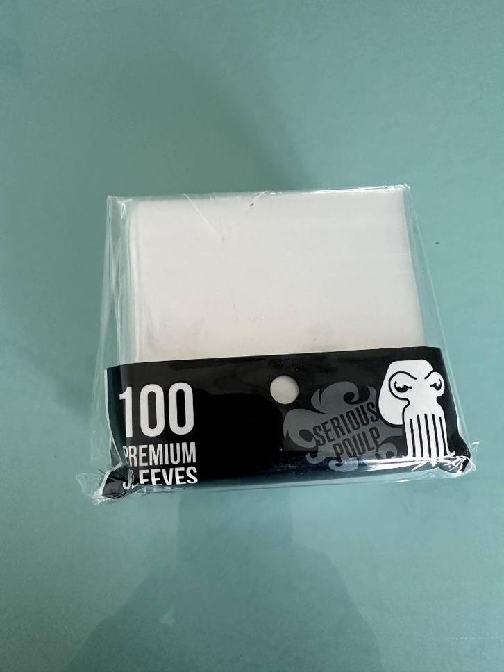 2x 100 premium sleeves van Serious poulp, Hobby en Vrije tijd, Verzamelkaartspellen | Overige, Nieuw, Sleeves of Kaarthoesjes