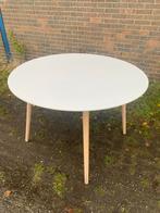 Ronde witte tafel met houten poten goede staat, Huis en Inrichting, Tafels | Eettafels, Ophalen, Rond, 100 tot 150 cm