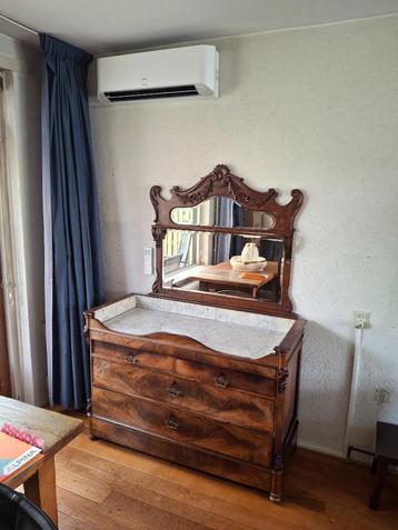Antieke commode ladenkast met bijbehorende spiegel beschikbaar voor biedingen