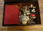 Oud sieradendoosje met broches., Ophalen of Verzenden, Gebruikt, Overige kleuren, Overige materialen