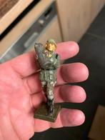 Lineol soldaat draagt artillerie granaat, Antiek en Kunst, Ophalen of Verzenden