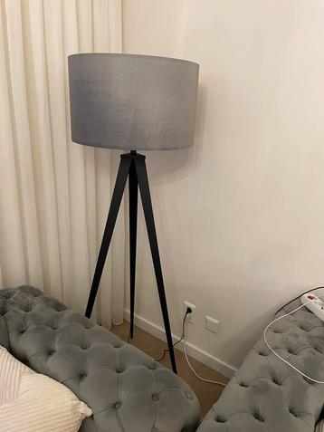 Vloerlamp beschikbaar voor biedingen