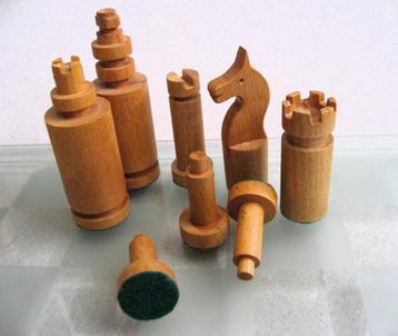 Handgemaakt houten schaakspel minimalistisch design beschikbaar voor biedingen