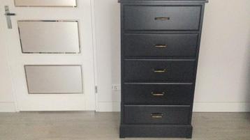 Zwarte Ikea 5 ladenkast.