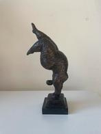 Bronzen beeld van een acrobatische vrouw., Ophalen of Verzenden