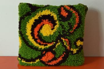 Retro vintage jaren 70 Smyrna kussen met funky retrodessin beschikbaar voor biedingen