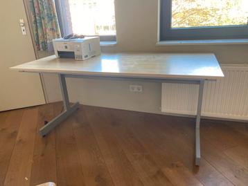 Gebruikt bureau met houten blad 160 breed en 80 diep beschikbaar voor biedingen