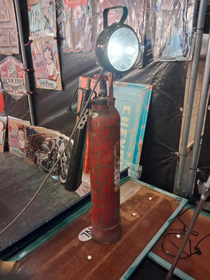Vintage Industriële Vloerlamp - Brandblusser & Zoeklicht, Antiek en Kunst, Antiek | Lampen, Ophalen of Verzenden